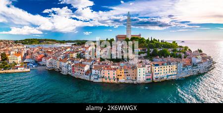 Rovigno città vecchia vista panoramica aerea, destinazione turistica in Istria regione della Croazia Foto Stock