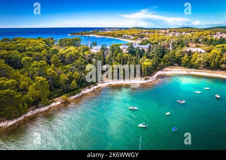 Spiaggia di pietra turchese a Rovigno vista aerea, l'arcipelago di pini, Istria regione della Croazia Foto Stock