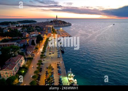 Città di Rovigno storico peninula vista aerea crepuscolo, Istria regione della Croazia Foto Stock