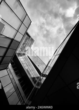 Facciata di vetro dell'edificio dal cortile interno Foto Stock
