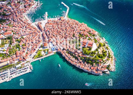 Rovigno città vecchia vista panoramica aerea, destinazione turistica in Istria regione della Croazia Foto Stock