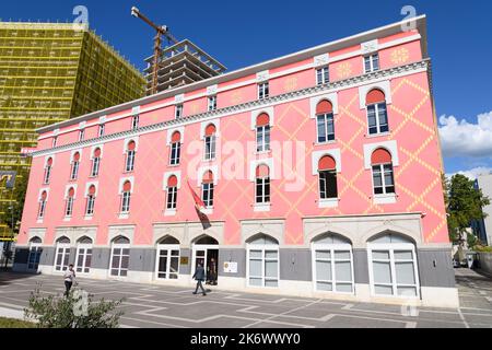 Edificio del controllo statale supremo a Tirana, Albania. L'istituzione di controllo suprema dell'Albania. Kontrulli i Larte i Shtitit KLSH. Foto Stock