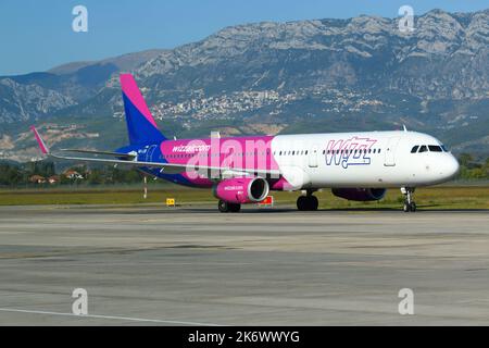 Aereo Wizz Air Airbus A321. Compagnia aerea europea a basso costo WizzAir con aereo A321. Piano ha-LXB. Foto Stock
