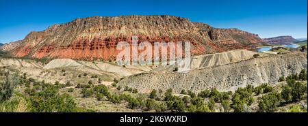 Arenaria Navajo sulle formazioni di Chinle e Moenkopi, scogliere sul Sheep Creek Canyon, Sheep Creek Bay presso il lago artificiale Flaming Gorge a dist, Utah, USA Foto Stock