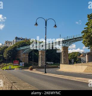 Il ponte pedonale Spa nella città balneare di Scarborough Foto Stock