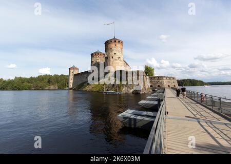 Olavinlinna, Finlandia - 11 agosto 2021: Vista del castello nel lago di Olavinlinna Foto Stock