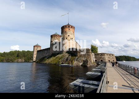 Olavinlinna, Finlandia - 11 agosto 2021: Vista del castello nel lago di Olavinlinna Foto Stock