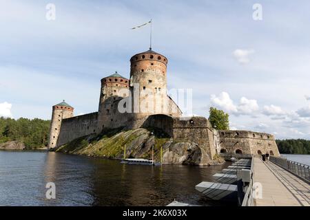 Olavinlinna, Finlandia - 11 agosto 2021: Vista del castello nel lago di Olavinlinna Foto Stock