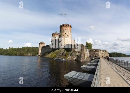 Olavinlinna, Finlandia - 11 agosto 2021: Vista del castello nel lago di Olavinlinna Foto Stock