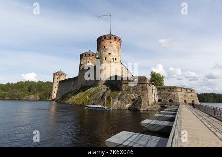 Olavinlinna, Finlandia - 11 agosto 2021: Vista del castello nel lago di Olavinlinna Foto Stock