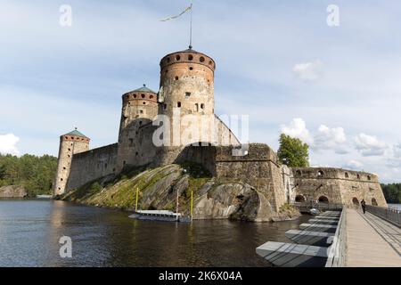 Olavinlinna, Finlandia - 11 agosto 2021: Vista del castello nel lago di Olavinlinna Foto Stock