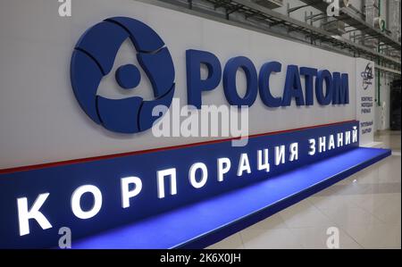 8 dicembre 2021, Sochi, Russia. Il logo della Russian state Atomic Energy Corporation Rosatom. Foto Stock