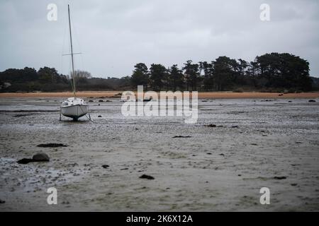 Una marea estremamente bassa a la plage de Sainte-Anne in Bretagna, Francia Foto Stock