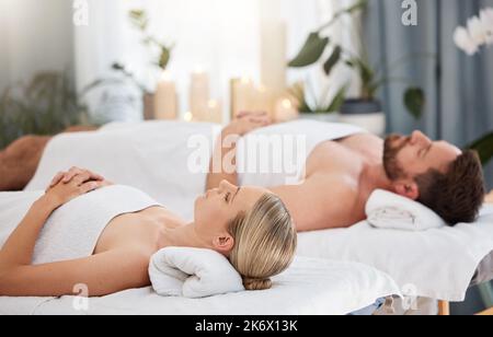 Ogni giorno è una giornata fantastica per una giornata in centro benessere. una coppia che si gode una giornata al centro benessere. Foto Stock