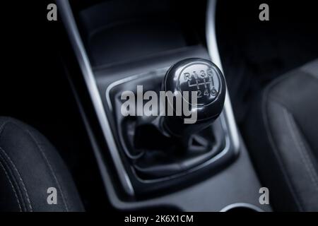 Leva del cambio manuale dell'auto usata più vecchia da vicino Foto Stock