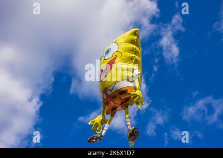 Bella vista delle statuette pieghevoli e festive SpongeBob alla