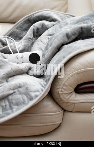 coperta elettrica con controller su un divano composizione verticale Foto Stock