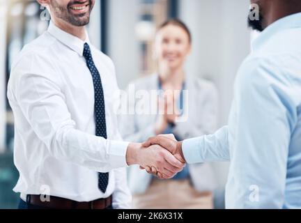 Fare affari di successo ogni giorno. due uomini d'affari irriconoscibili che scuotono le mani in un ufficio al lavoro. Foto Stock