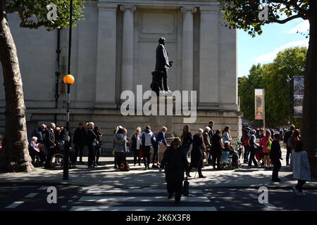 I pazienti con requisiti di accessibilità sono in coda per vedere la bara della regina Elisabetta II nella sala di Westminster 17th settembre 2022. Foto Stock