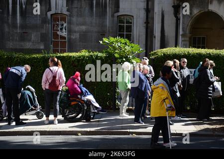 I pazienti con requisiti di accessibilità sono in coda per vedere la bara della regina Elisabetta II nella sala di Westminster 17th settembre 2022. Foto Stock