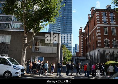 I pazienti con requisiti di accessibilità sono in coda per vedere la bara della regina Elisabetta II nella sala di Westminster 17th settembre 2022. Foto Stock