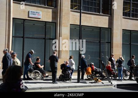 I pazienti con requisiti di accessibilità sono in coda per vedere la bara della regina Elisabetta II nella sala di Westminster 17th settembre 2022. Foto Stock