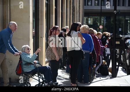 I pazienti con requisiti di accessibilità sono in coda per vedere la bara della regina Elisabetta II nella sala di Westminster 17th settembre 2022. Foto Stock