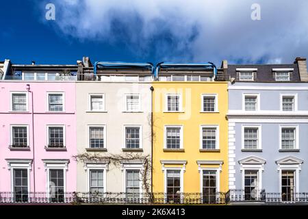Particolare di colorate villette a schiera con sfondo cielo estivo. La zona di Notting Hill, Londra, è famosa per le strade di case con un luminoso pa Foto Stock