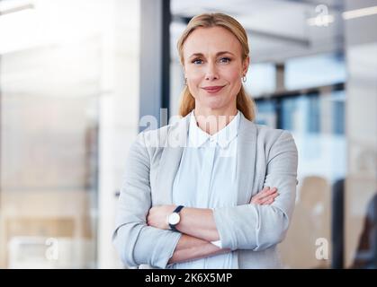 Incontra il capo che ha costruito il suo impero. Ritratto di una donna d'affari matura e sicura che lavora in un ufficio moderno. Foto Stock