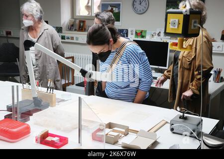 Weimar, Germania. 16th Ott 2022. I visitatori guardano le lettere storiche di Friedrich Nietzsche a Richard Wagner sdraiati su un tavolo da lavoro per il restauro nell'Archivio Goethe e Schiller. In occasione della Giornata europea del restauro del 5th, i restauratori danno un'idea del loro lavoro. Credit: Bodo Schackow/dpa/Alamy Live News Foto Stock