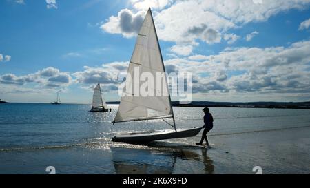 Fine di una giornata in barca a vela a Mounts Bay, Cornovaglia, Regno Unito - John Gollop Foto Stock