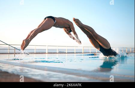 Tuffati subito. due giovani atleti che si tuffano in una piscina di dimensioni olipmiche. Foto Stock