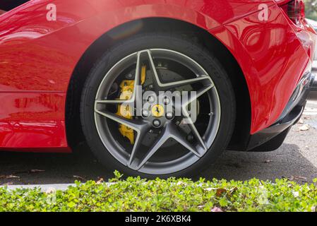 Atibaia - Brasile, 7 ottobre 2022: Vista laterale di una ruota rossa di una Ferrari F8 Tributo parcheggiata. Auto sportiva a trazione posteriore con motore medio. Ferrari - Italian luxur Foto Stock
