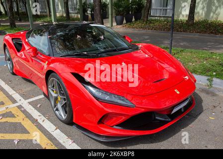 Atibaia - Brasile, 7 ottobre 2022: Vista frontale in alto del rosso Ferrari F8 Tributo parcheggiata. Auto sportiva a trazione posteriore con motore medio. Ferrari è un lusso italiano Foto Stock