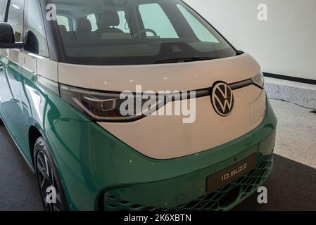 ATIBAIA- Brasile, 7 ottobre 2022: Verde bianco VW ID Buzz o ID.Buzz. Il minivan Volkswagen Bulli elettrico è una concept car a zero emissioni. Nuovo Volkswag elettrico Foto Stock