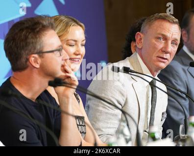 (Sinistra-destra) Edward Norton, Kate Hudson e Daniel Craig hanno partecipato alla Fotocall of Glass Onion: A Knives out Mystery durante il BFI London Film Festival 2022 al Mayfair Hotel di Londra. Data immagine: Domenica 16 ottobre 2022. Foto Stock