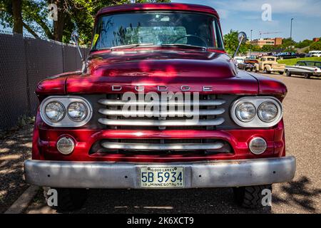 Falcon Heights, Minnesota - 19 giugno 2022: Vista frontale in prospettiva alta di un camion da raccolta W-100 Power Wagon 1958 Dodge presso una fiera automobilistica locale. Foto Stock