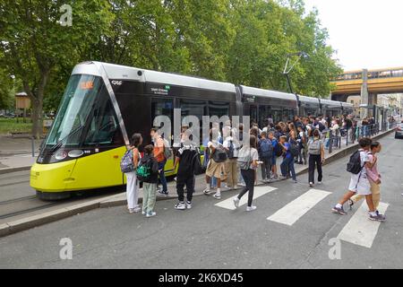 Frankreich, St-Etienne, Straßenbahn T1 Carnot, Schülerverkehr // Francia, St-Etienne, Tram, tram T1 Carnot, servizio scolastico Foto Stock