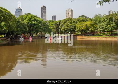 Goiânia, Goias, Brasile – 12 ottobre 2022: Foto panoramica al Lago das Rosas di Goiânia con pedalò colorate. Foto Stock