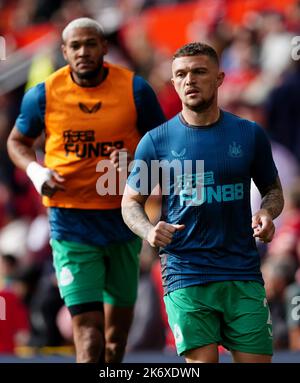 Il Kieran Trippier del Newcastle United si scalda davanti alla partita della Premier League a Old Trafford, Manchester. Data immagine: Domenica 16 ottobre 2022. Foto Stock