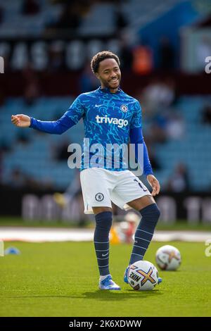 Birmingham, Regno Unito. 16th Ott 2022. Raheem Sterling #17 di Chelsea si scalda durante la partita della Premier League Aston Villa vs Chelsea a Villa Park, Birmingham, Regno Unito, 16th ottobre 2022 (Foto di Phil Bryan/News Images) a Birmingham, Regno Unito il 10/16/2022. (Foto di Phil Bryan/News Images/Sipa USA) Credit: Sipa USA/Alamy Live News Foto Stock