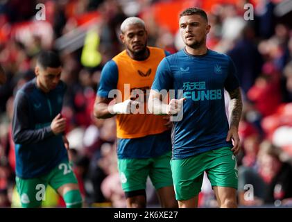 Il Kieran Trippier del Newcastle United si scalda davanti alla partita della Premier League a Old Trafford, Manchester. Data immagine: Domenica 16 ottobre 2022. Foto Stock