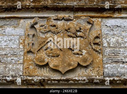 Stemma con cigni e cavalli sul lato sud della Lytes Cary Manor House, Somerton, Somerset, Inghilterra, Regno Unito. Foto Stock