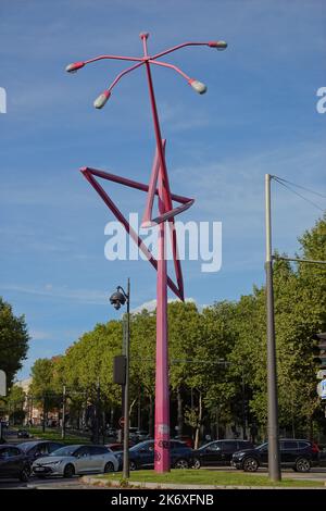 Parigi, Stella lampione Twisted, Place de la Porte de Bagnolet, Mark Handforth // Parigi, Stella lampione Twisted, Place de la Porte de Bagnolet, Mark Handf Foto Stock