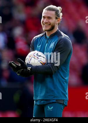 Il portiere del Newcastle United Loris Karius si scalda davanti alla partita della Premier League a Old Trafford, Manchester. Data immagine: Domenica 16 ottobre 2022. Foto Stock