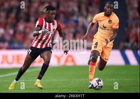 Nico Williams del Club Athletic e Geoffrey Kondogbia dell'Atletico de Madrid durante la partita la Liga tra il Club Athletic e l'Atletico de Madrid si sono giocati allo Stadio Sam Mames il 15 ottobre 2022 a Bilbao, Spagna. (Foto di Cesar Ortiz / PRESSIN) Credit: PRESSINPHOTO SPORTS AGENCY/Alamy Live News Foto Stock