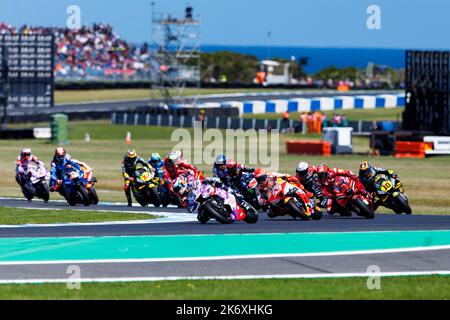 16th ottobre 2022 ; Phillip Island Grand Prix Circuit, Melbourne, Victoria, Australia: MotoGP d'Australia, giorno di gara: Un campo affollato prendere la prima curva principale al crostata della gara Credit: Action Plus Sports Images/Alamy Live News Foto Stock