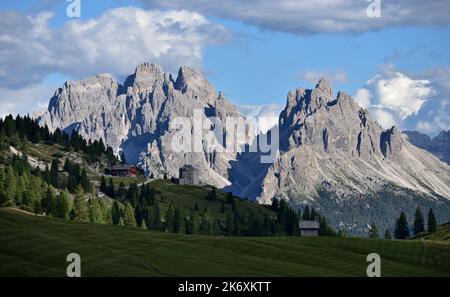 Il rifugio Vallandro e il forte asburgico della prima guerra mondiale si trovano alla fine del facile sentiero sull'altopiano di Prato Piazza a 2000 metri di altezza Foto Stock