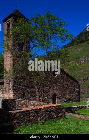 Església de Sant Martí (Chiesa di San Martino), una chiesa romanica medievale a la Cortinada, nella Valle d'Ordino ad Andorra. La chiesa fu costruita nel 1000s e 1100s d.C. e sorge tra pendii aspre ma ben boscosi nei Pirenei orientali. Foto Stock