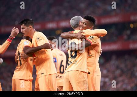 Antoine Griezmann e i giocatori dell'Atletico de Madrid festeggiano dopo aver segnato il primo gol durante la partita di calcio della Liga tra Athletic Club e Atletico de Madrid il 15 ottobre 2022 a San Mames a Bilbao, Spagna - Foto: Ricardo Larreina/DPPI/LiveMedia Foto Stock